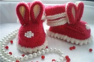 Tossor kaniner: stickning för bebisar i en mästarklass Rosa tossor kaninstickning