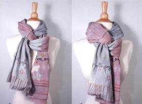 Vi knyter en scarf vackert runt halsen och kombinerar den stilfullt med olika kläder.