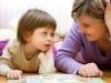 Om ett barn inte pratar vid två års ålder: skäl och träning