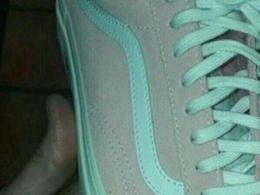 Vilken färg är sneakersna rosa eller grå?Sneakersna är rosa eller turkosa